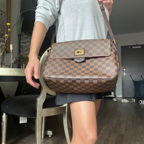 Gorgeous crossbody LV. Authentic - Picture 4 of 7